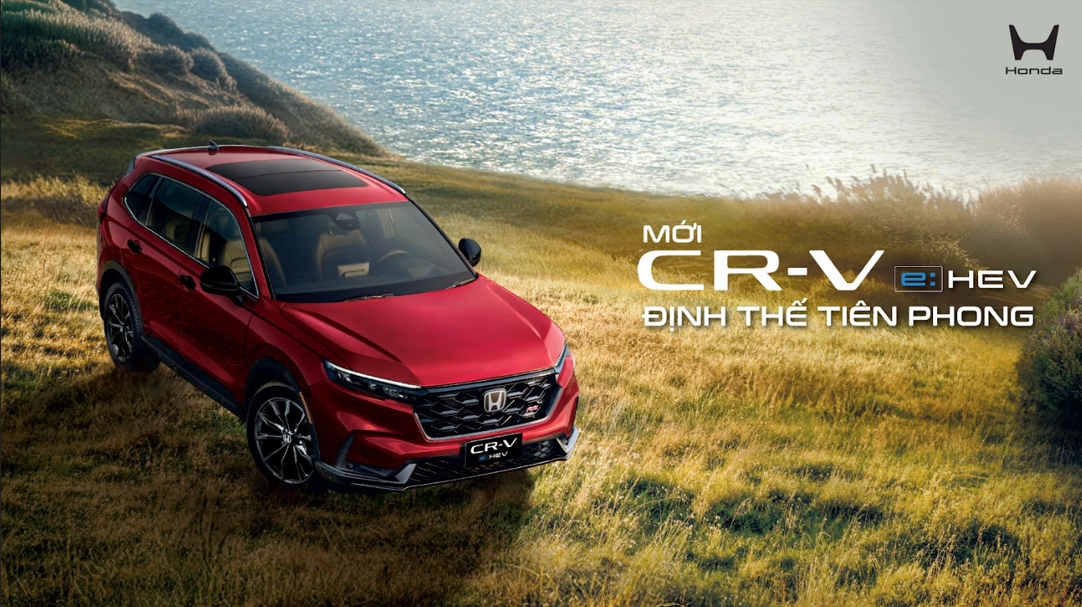 Honda CR-V e:HEV bản nâng cấp màu đỏ đậm trên nền đồi cỏ ven biển