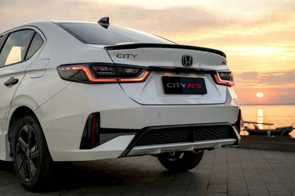 Honda CITY Cận cảnh cụm đèn hậu và đuôi xe lúc hoàng hôn