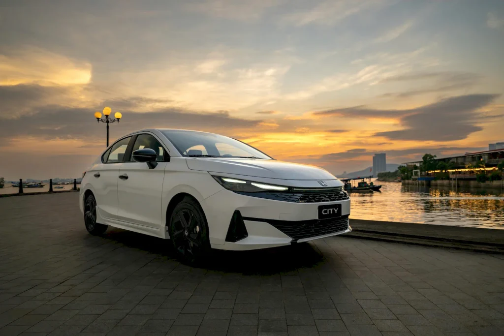 Honda CITY Góc trước xe lúc hoàng hôn