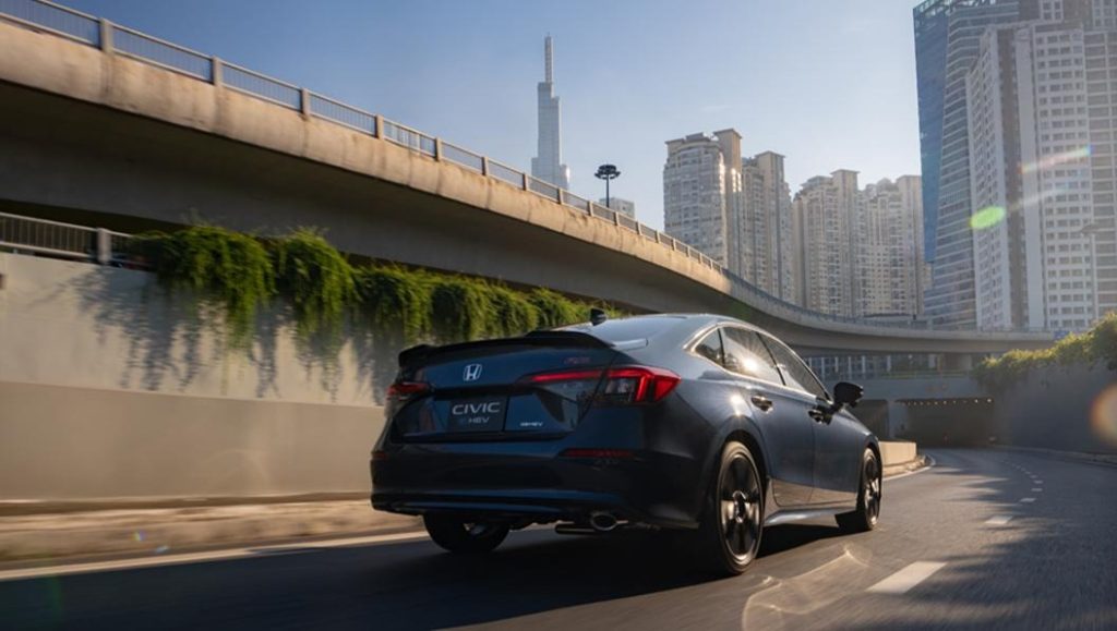 Honda CIVIC Đuôi xe góc 3/4 trên đường đô thị cạnh các tòa nhà cao tầng