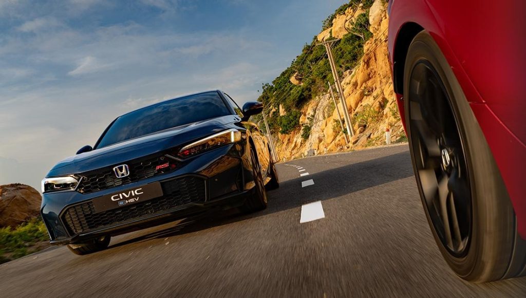 Honda CIVIC Ngoại thất góc trước thể thao vận hành cung đường đèo