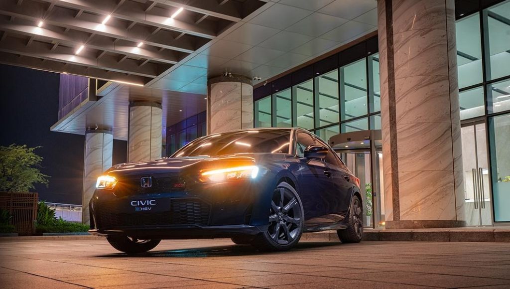Honda CIVIC Ngoại thất đỗ trước sảnh tòa nhà vào ban đêm