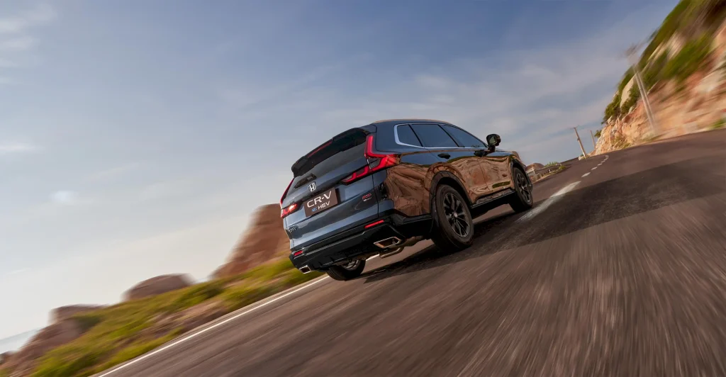 Honda CR-V Ngoại thất góc 3/4 đuôi xe uy lực vào cua đèo dốc