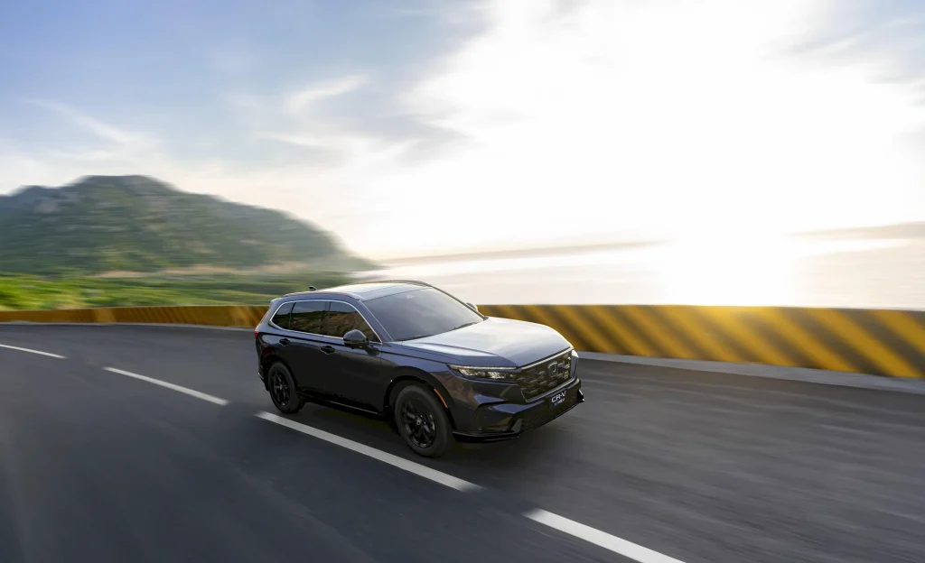 Honda CR-V Ngoại thất vận hành lướt nhanh đường ven biển hoàng hôn