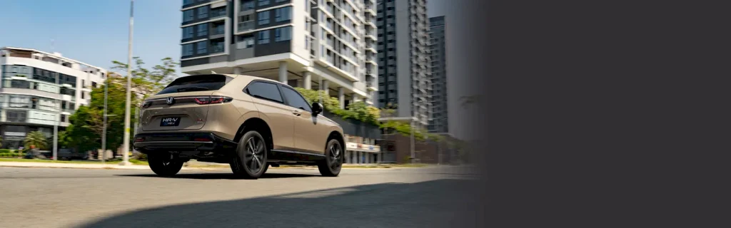 Honda HR-V Ngoại thất góc 3/4 đuôi xe vận hành khu đô thị hiện đại